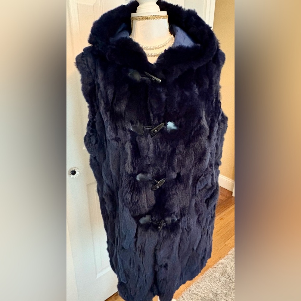 Elegant Navy Blue Fur Vest with Plush Texture and Hood